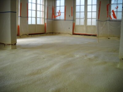 Vloerisolatie met gespoten pur op de gewenste isolatiedikte