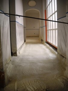 Het gespoten vloerschuim is op dikte, klaar om te schuren voor vloerverwarming