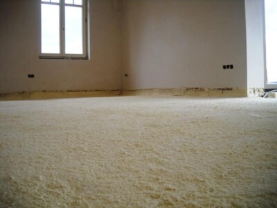 Een close-up van het resultaat na schuren van de vloerisolatie