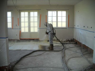 Gespoten PUR wordt laag na laag aangebracht Gespoten PUR vloerisolatie aanbrengen