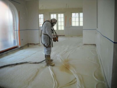 Vloerisolatie met gespoten pur: de onderliggende leidingen blijven zichtbaar