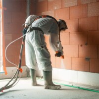 Aanbrengen van gespoten PUR Aanbrengen van gespoten PUR