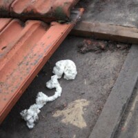 Het dak wordt vrijgemaakt voor de injectie van het isolatiemateriaal Het dak wordt vrijgemaakt voor de injectie van het isolatiemateriaal